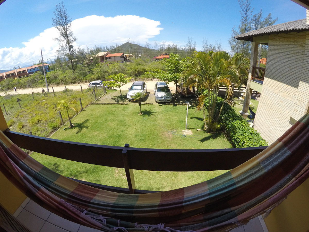 Churrasqueira privativa embutida com bancada lateral e grelha em área pavimentada, porta de acesso ao interior; ideal para encontros informais